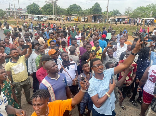 Students protests, block Lagos-Ibadan Expressway