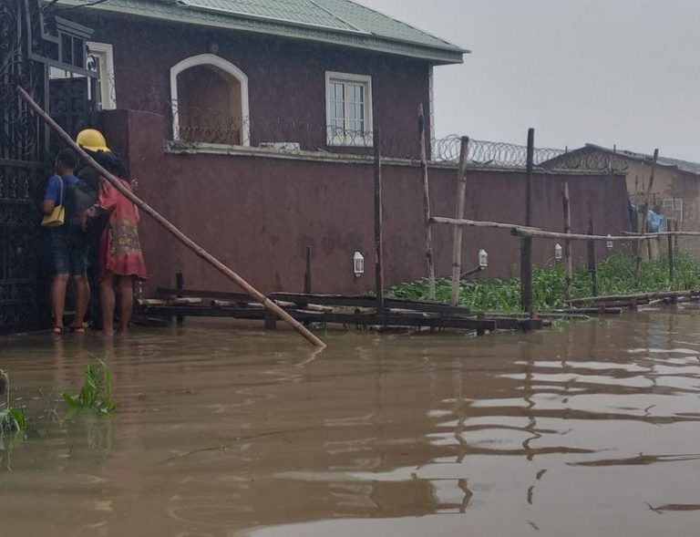 Lagos building sinks, Nine rescued